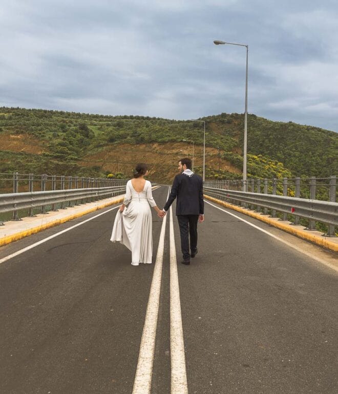 Καλλιτεχνική φωτογράφιση γάμου στη Μεσσηνία - Το ζευγάρι περπατάει στη φύση - Wedding photography Messinia by Antonis Sakellaropoulos